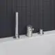 Waschtischarmatur von Ideal Standard mit drei Ausläufen, die an einem hellen Wannenrand montiert ist. Schadenelemente in elegantem Silber vor schwarzem Fliesenhintergrund.